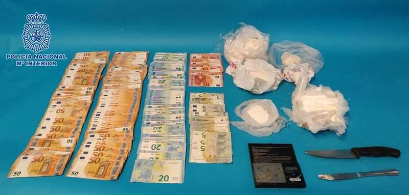 Dinero y droga incautada a los detenidos/TA.